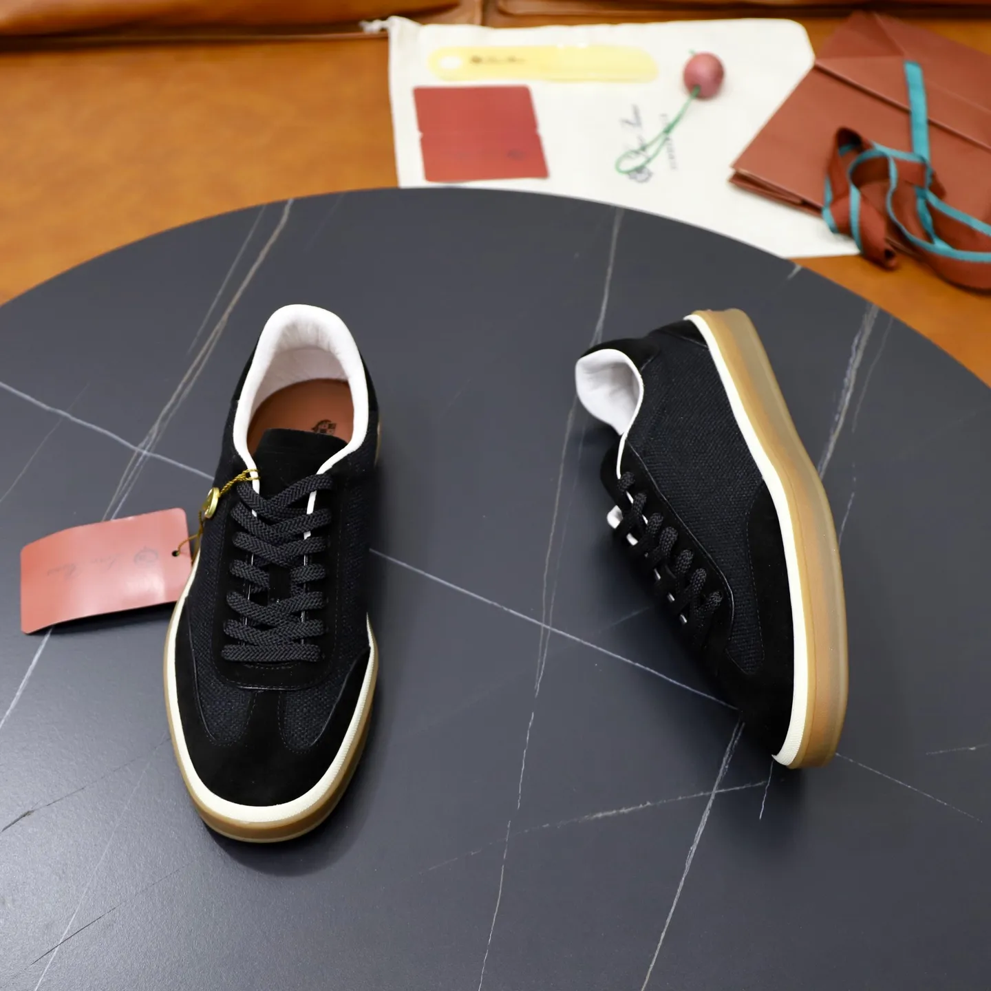 Ex-factory price: 540💰Loro Riana men’s moral training sneakers! Made from high-quality materials and designed in a low-cut silhouette, it offers an elegant and stylish look that's suitable for year-round wear. The unique double-layer sole aesthetic design, caramel cup-shaped outsole is decorated with off-white rubber trim, creating an attractive color combination. Pair with tailored pieces or jeans for a sophisticated yet casual look. The heel is decorated with soft cow leather tongue with Kummel color inserts and cotton laces with embossed LP logo. Upper: cow split suede stitching knitted fabric. Lining: original thickened soft sheepskin. Size: 38-39-40-41-42-43-44 (customized in 45.46)